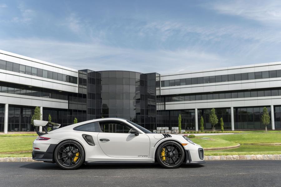  Porsche 911 GT2 RS (991) 2017 года  (NA) (фото 3 из 42)